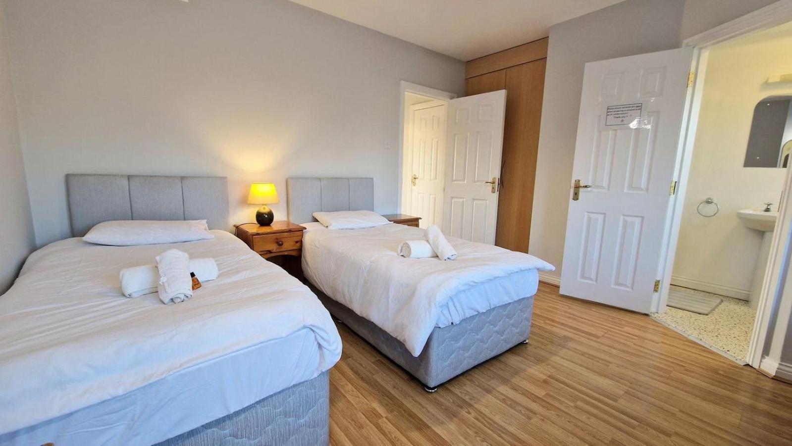 Cosy 3 Bedroom All Ensuites Galway Eksteriør billede